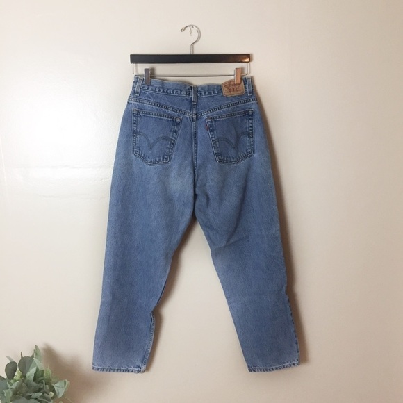 [Levi’s] Women’s High Rise Light Wash Mom Jeans - Picture 6 of 8